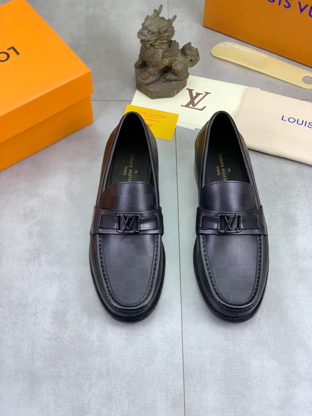 Men's men's shoes 💰P520 New style 💶[LOUIS VUITTON] Water-dyed Niuli Original order New style 🍀LV Louis Vuitton *——Top version of LV classic leather shoes! Made of imported original calfskin, original leather side strips and wear-resistant high-end rubber outsole! High quality products! Color: Black optional Size: 39-44 (45 customized)